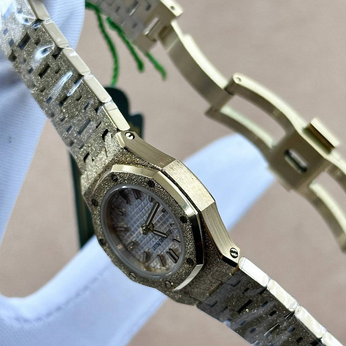 Часы Audemars Piguet Royal Oak Mini Frosted Gold с восьмиугольным безелем и рельефным серебристым циферблатом