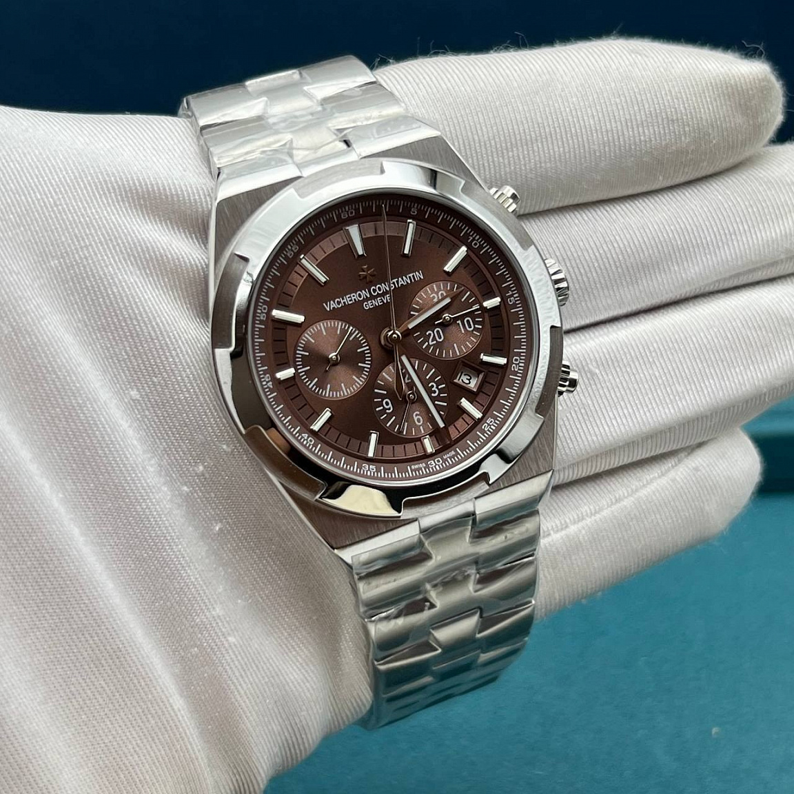 Vacheron Constantin Overseas Chronograph 41 мм: корпус и браслет из часовой нержавеющей высококачественной стали 316L