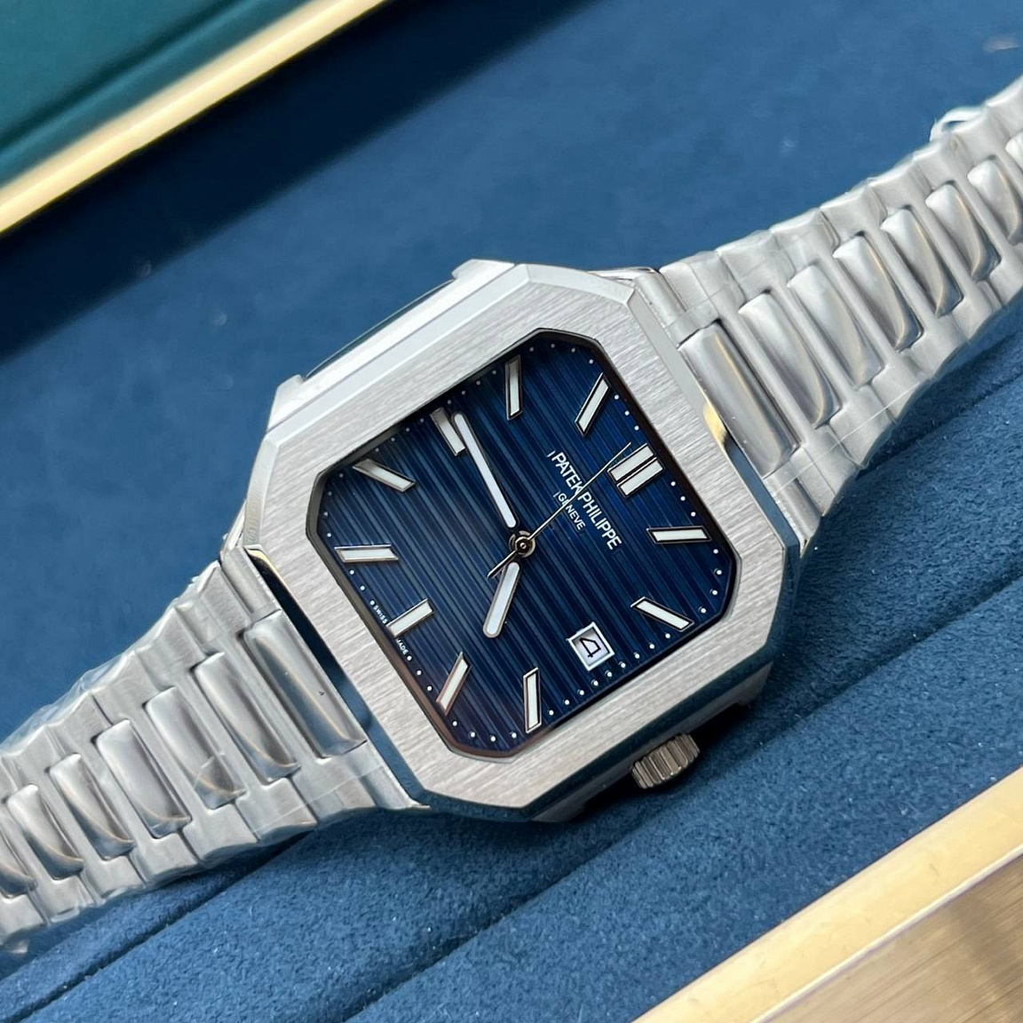 Мужские Patek Philippe Cubitus 45 мм с синим циферблатом, датой справа и широкими звеньями стального браслета