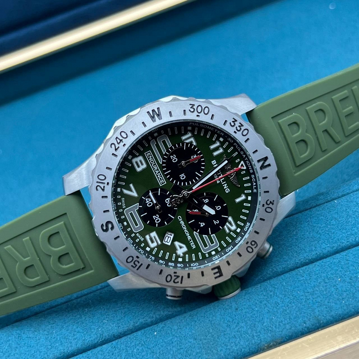 Часы Breitling Endurance Pro 43 мм со стальным корпусом, белыми цифрами и красной центральной стрелкой