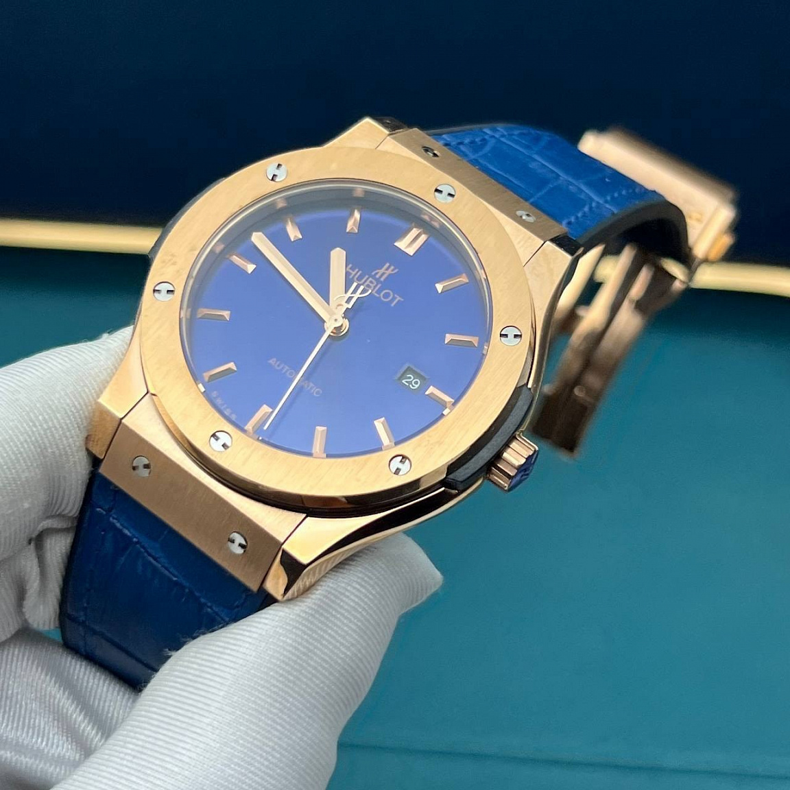 Hublot Classic Fusion: корпус и застёжка из высококачественной стали со стойким PVD покрытием, синий каучуковый ремешок