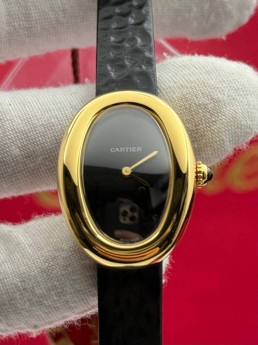 Овальные Cartier Baignoire 26 мм: золотистые стрелки на чёрном циферблате, фактурный ремешок из натуральной кожи