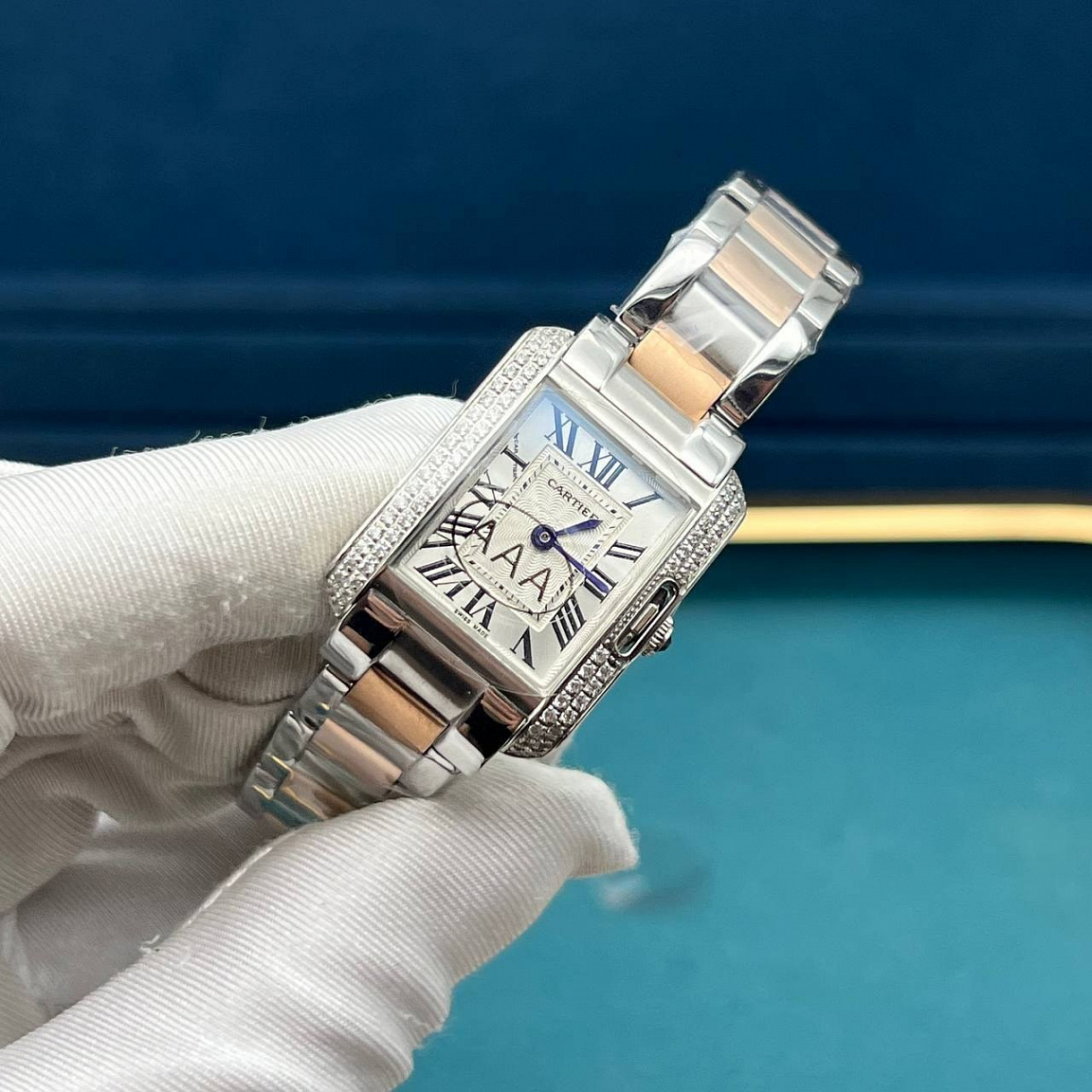 Cartier Tank Francaise 20 мм: корпус 316L, серебристый циферблат и двухцветный браслет из стали 316L