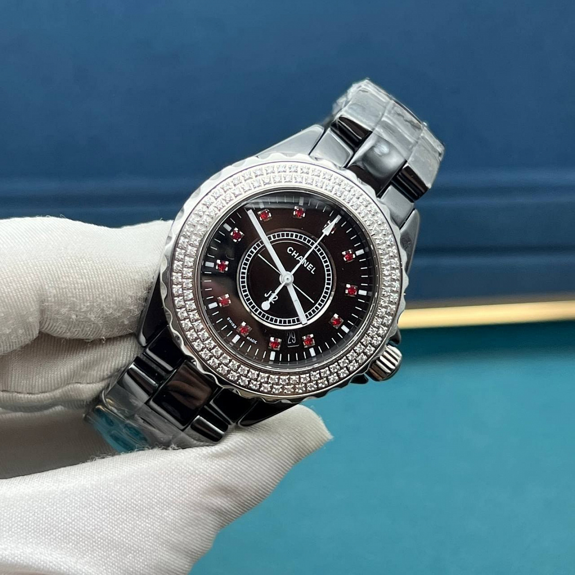 CHANEL J12 с чёрным керамическим корпусом и браслетом, светлыми стрелками и двумя рядами кристаллов на безеле