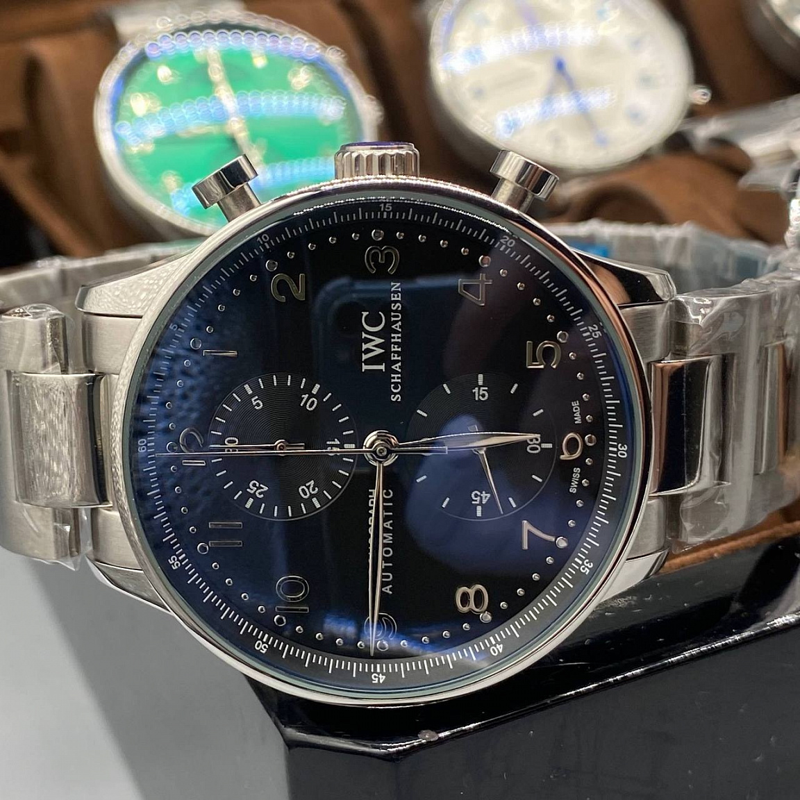 IWC Portuguese Chronograph 40 мм: чёрный циферблат с арабскими цифрами и двумя счётчиками, стальной браслет