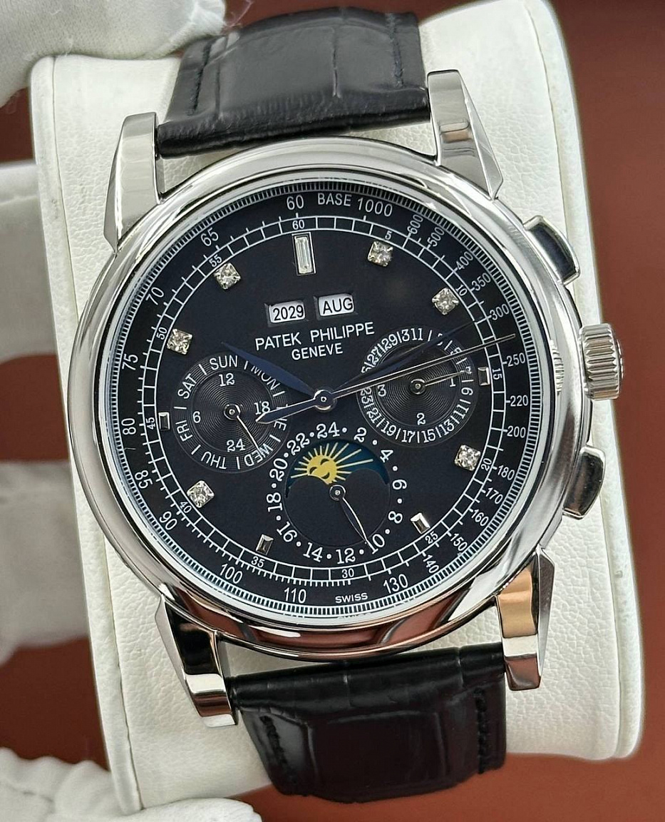 Часы Patek Philippe Grand Complications: окна года и месяца на чёрном циферблате, ремешок с тиснением под крокодила