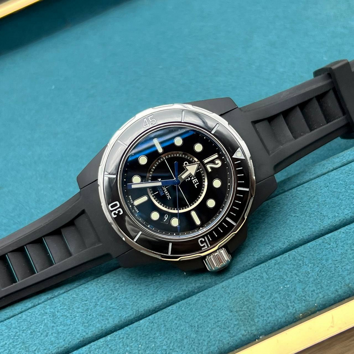Часы CHANEL J12 Marine 42 мм: корпус из стали 316L с PVD, светлые стрелки и дата между отметками 4 и 5