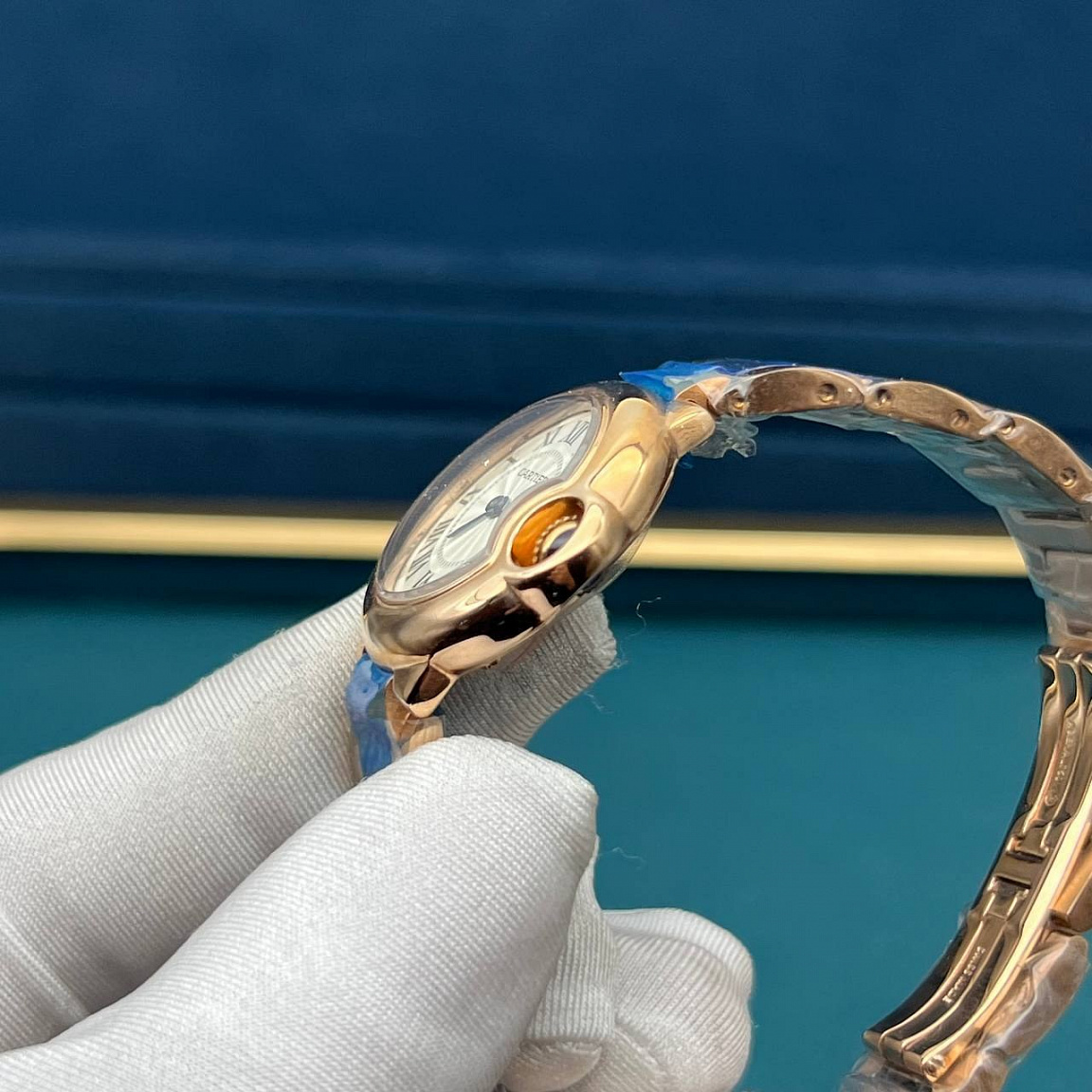Cartier Ballon Bleu 28 мм: золотистый корпус и браслет из стали 316L, серебристый циферблат