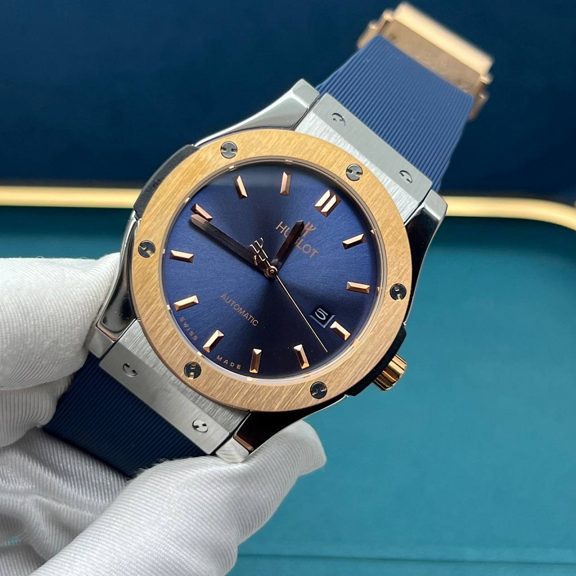 Синий циферблат Hublot Classic Fusion 45 мм: золотистые стрелки, дата у отметки «3 часа», каучуковый ремешок