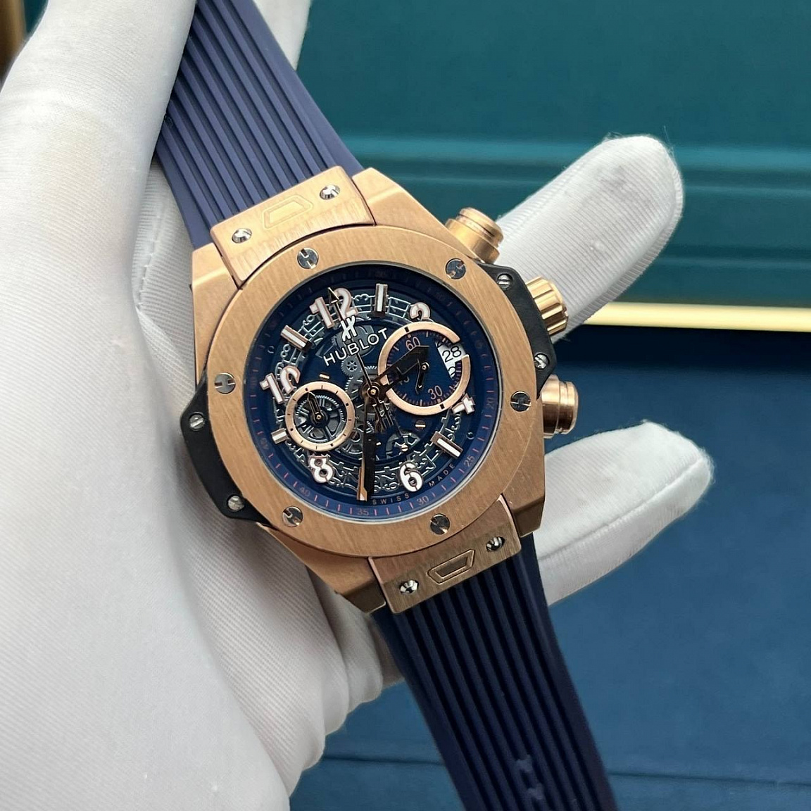 Часы Hublot Big Bang 49 мм: корпус из стали 316L с PVD цвета розового золота, синий безель на шести винтах