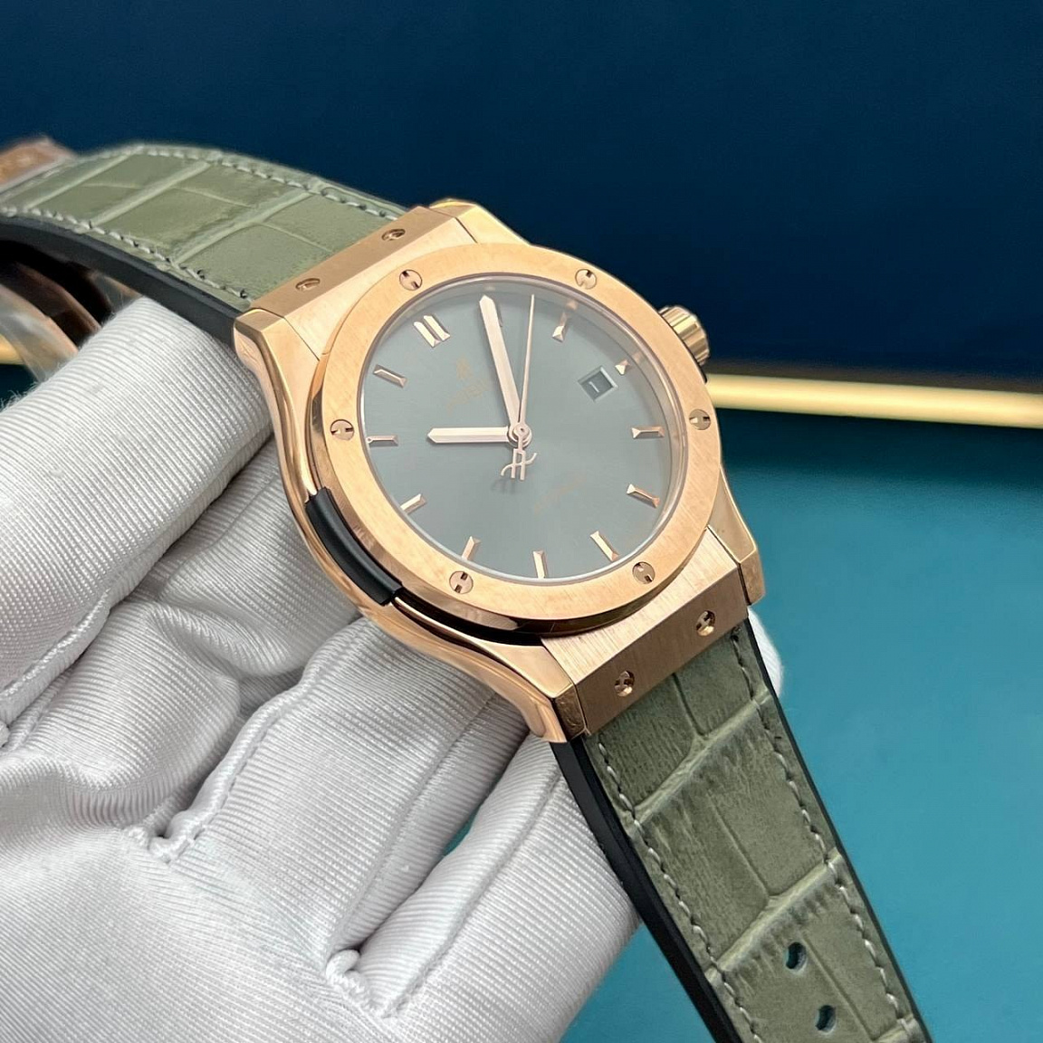 Часы Hublot Classic Fusion 45 мм: серый циферблат с датой, безель с шестью винтами, ремешок из оливкового каучука