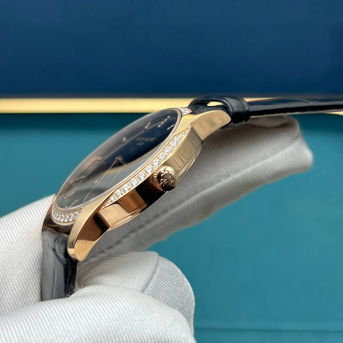 Patek Philippe Calatrava: золотистые индексы на чёрном циферблате и малый секундный циферблат у отметки «6»