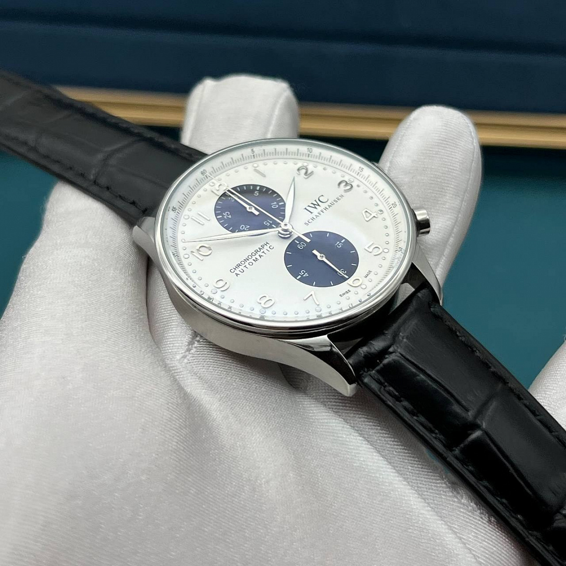 Часы IWC Portugieser 41 мм: корпус из нержавеющей стали 316L с PVD под розовое золото, белый циферблат, кожаный ремешок
