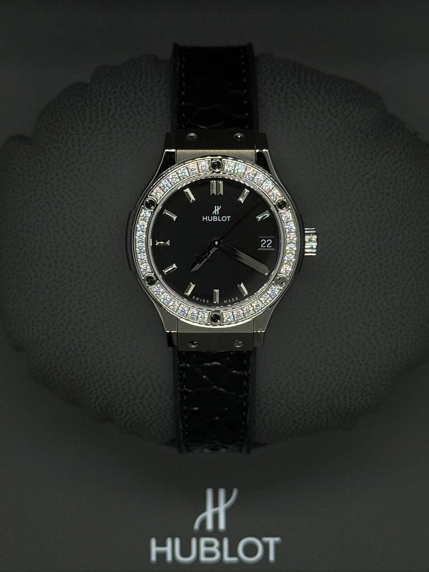 Часы Hublot Classic Fusion 34 мм: стальной корпус 316L, муассаниты на безеле и чёрный циферблат