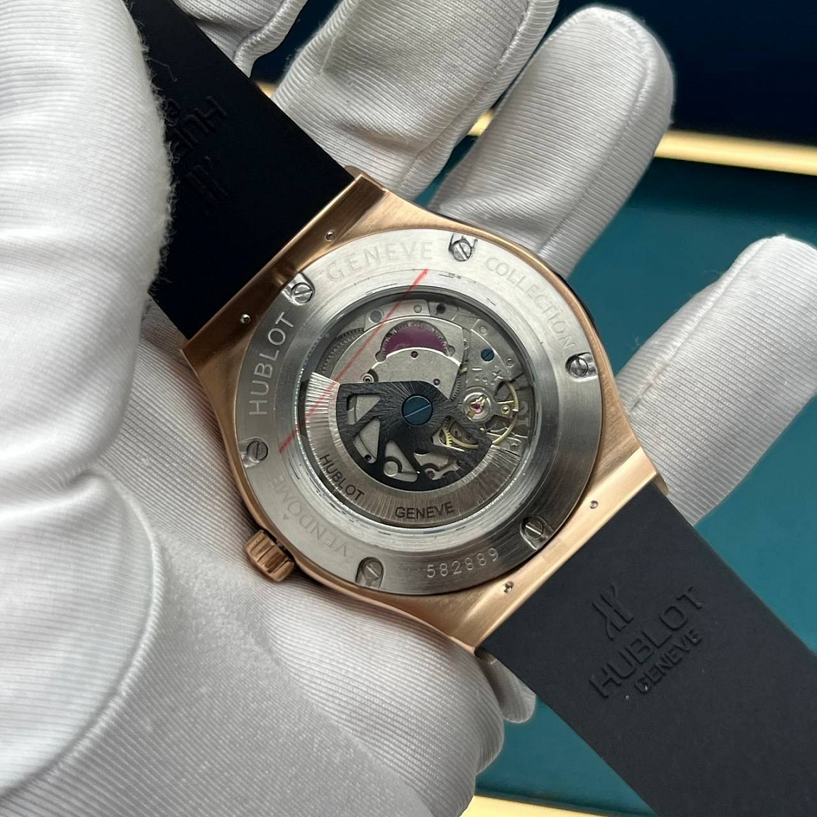 Hublot Classic Fusion 45 мм: золотистые стрелки и индексы, дата у отметки «3», чёрный безель с шестью винтами