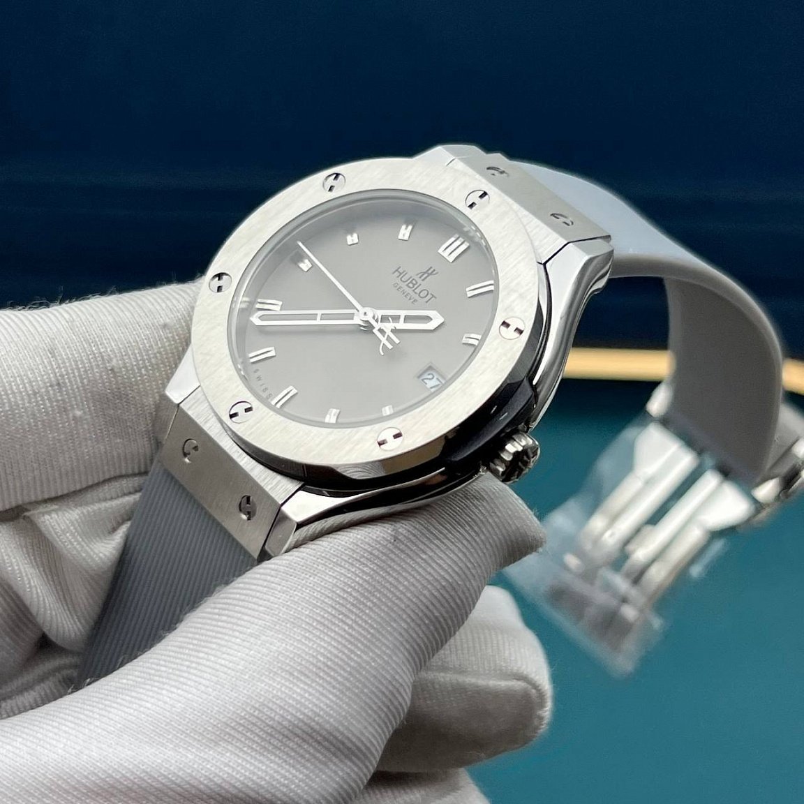 Hublot Classic Fusion 38 мм — стальной безель с винтами, серый циферблат с датой у отметки «3 часа»
